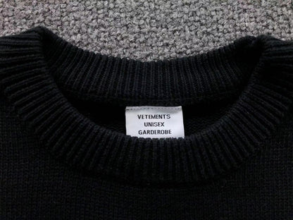 V - SWEATER