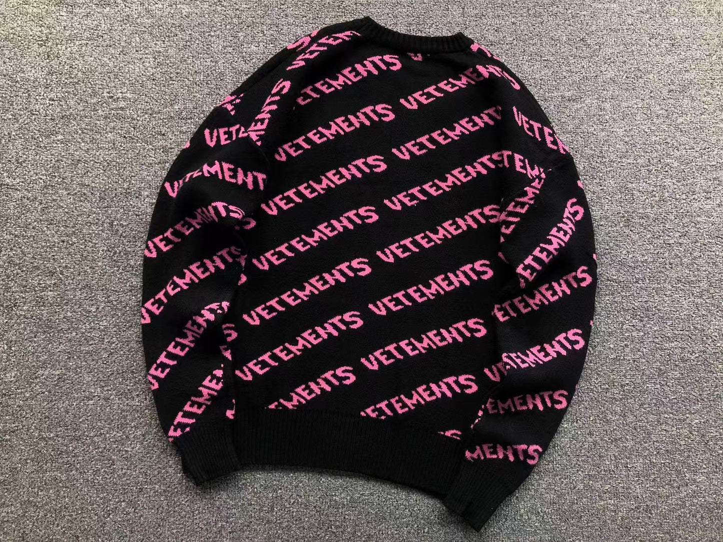 V - SWEATER