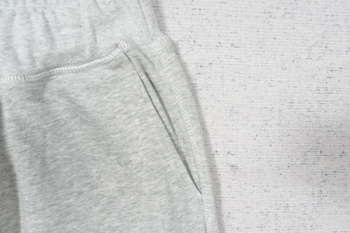 L - SWEATPANTS
