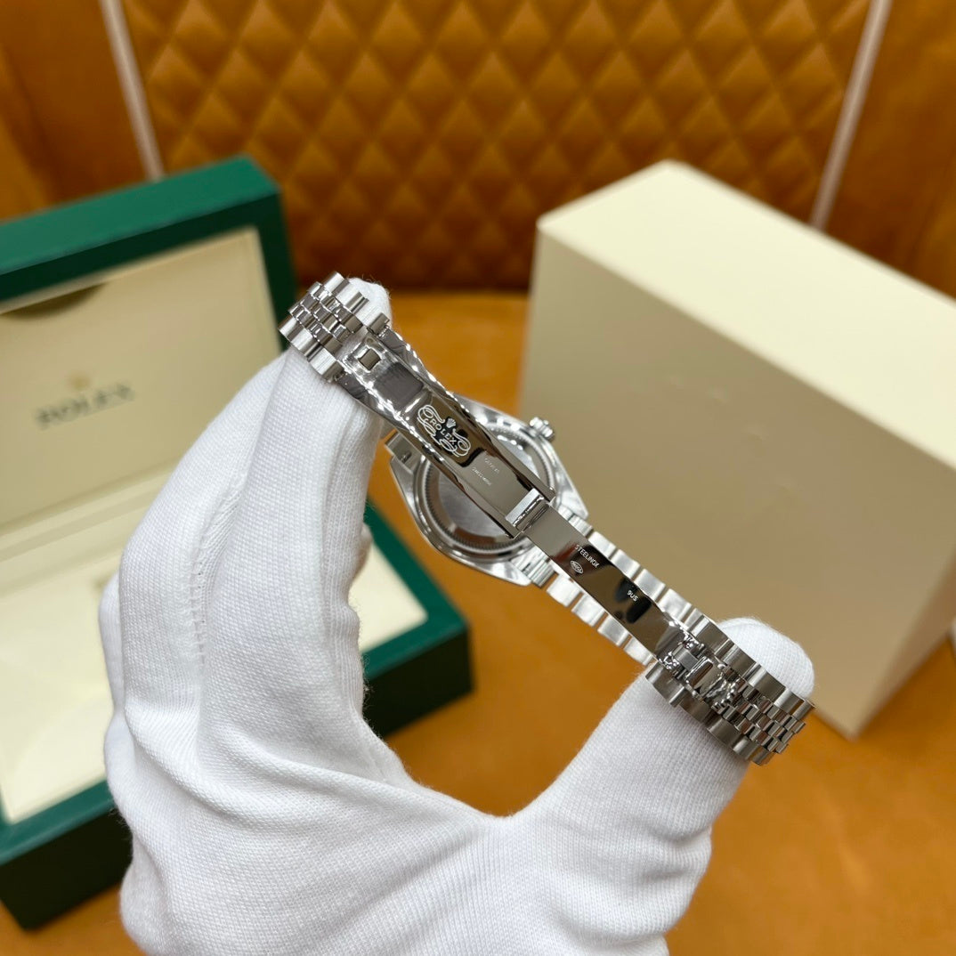 M - Watch
