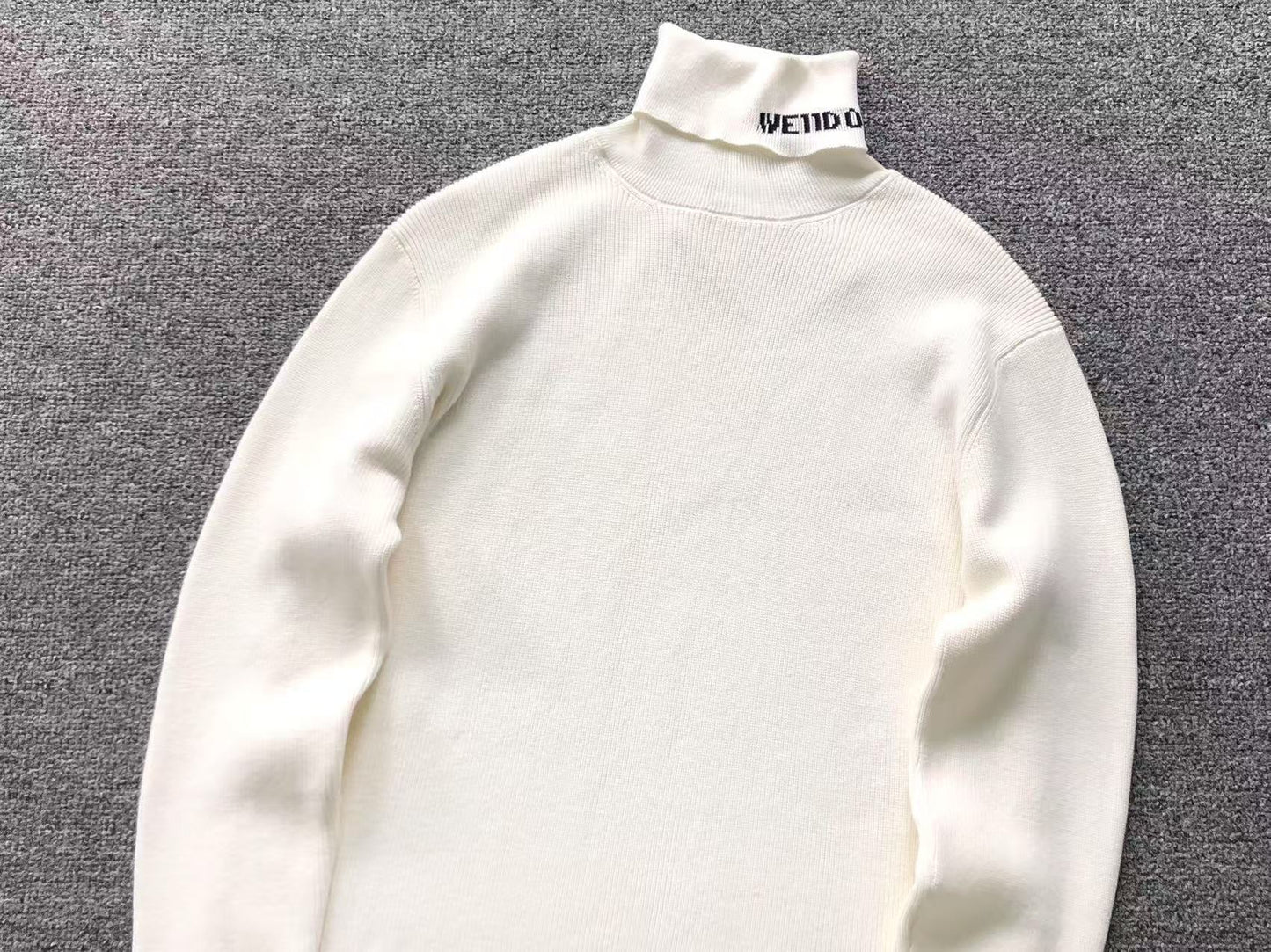 W - SWEATER