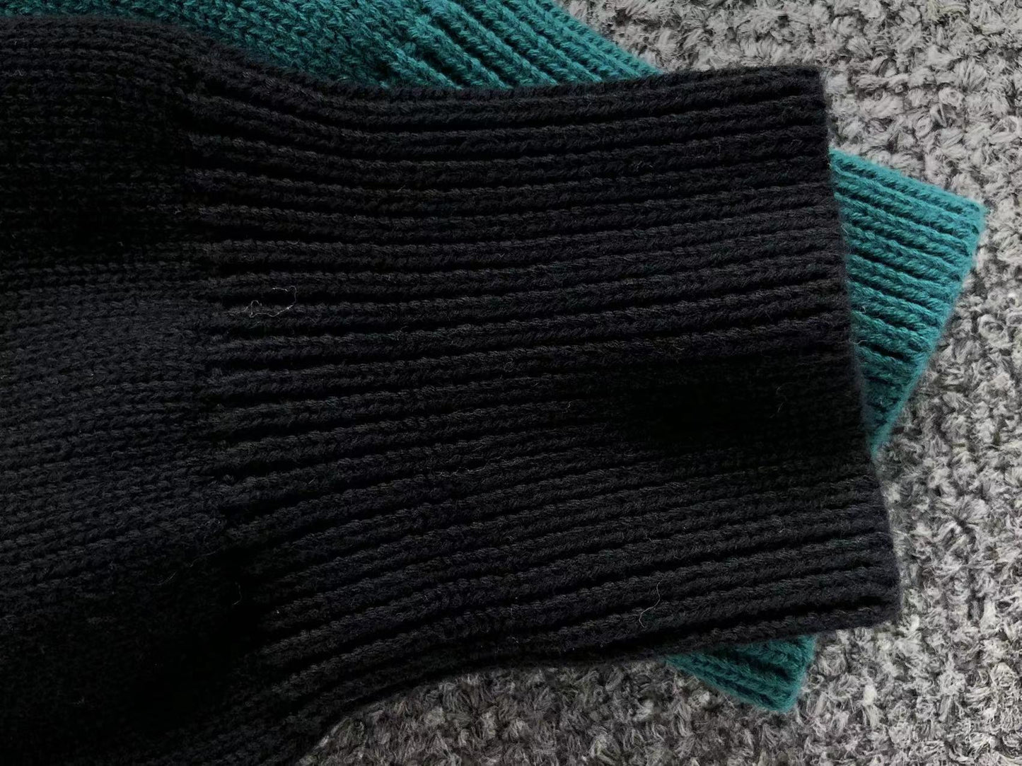 V - SWEATER